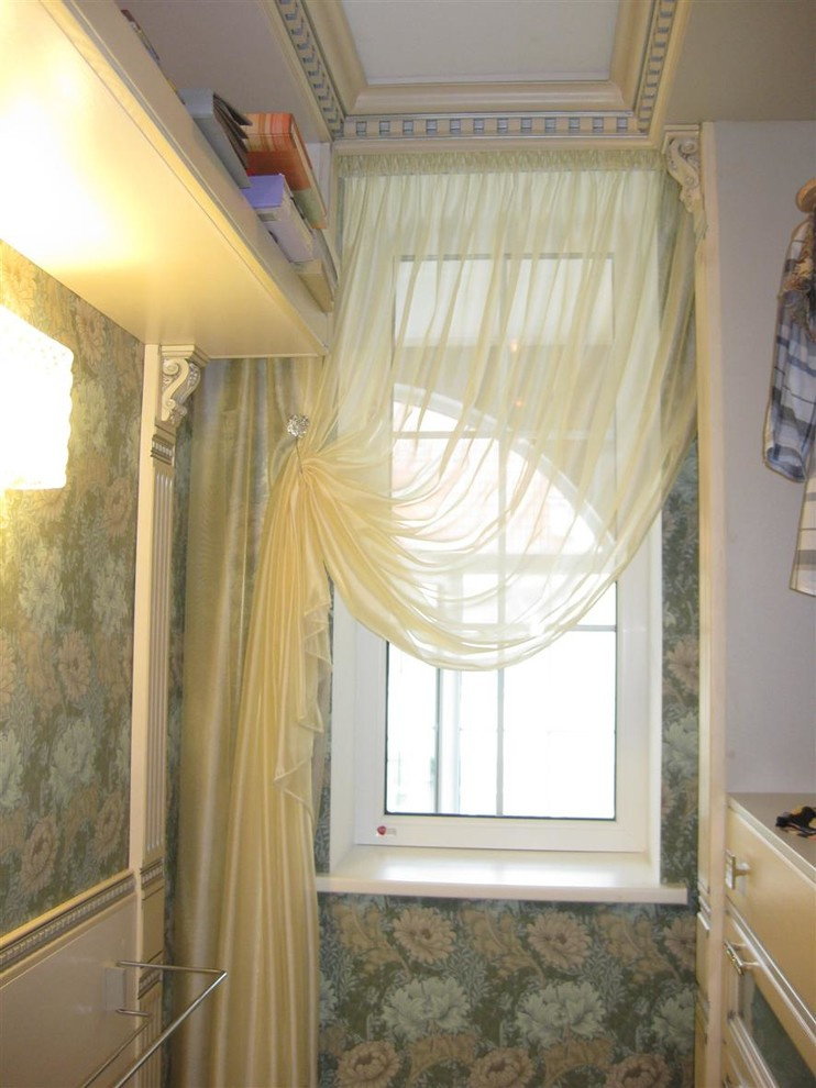 Оформление окна в гардеробной комнате