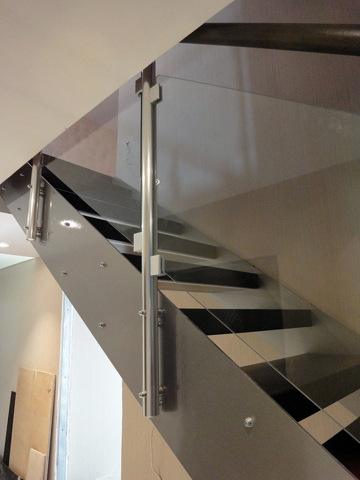 Металлическая лестница на тетивах в Павловске