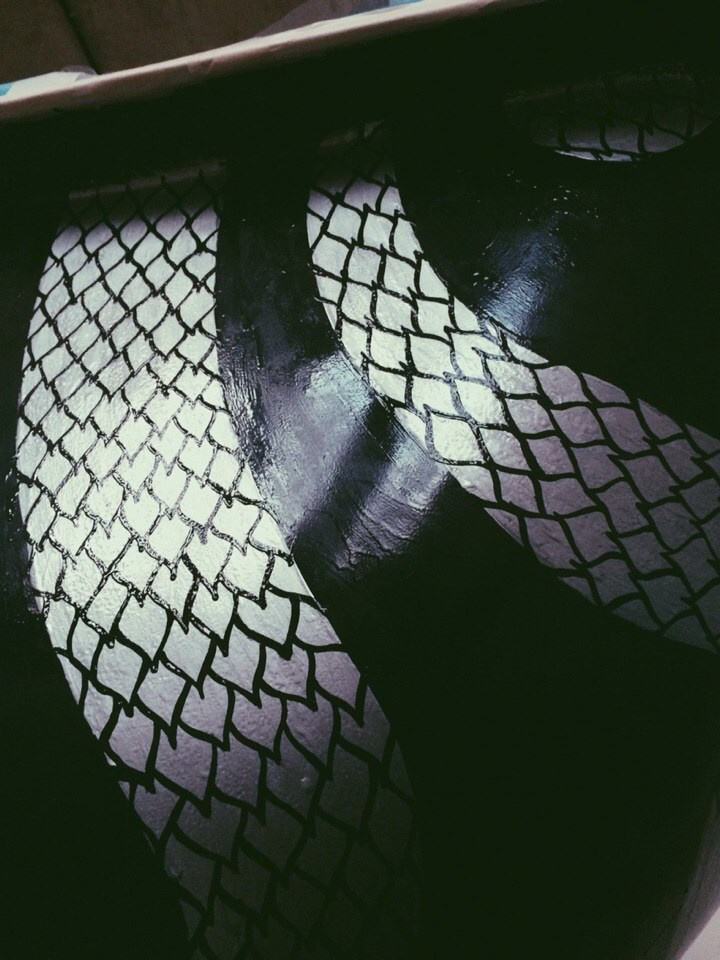 Деталь росписи ванны. Рабочий процесс.