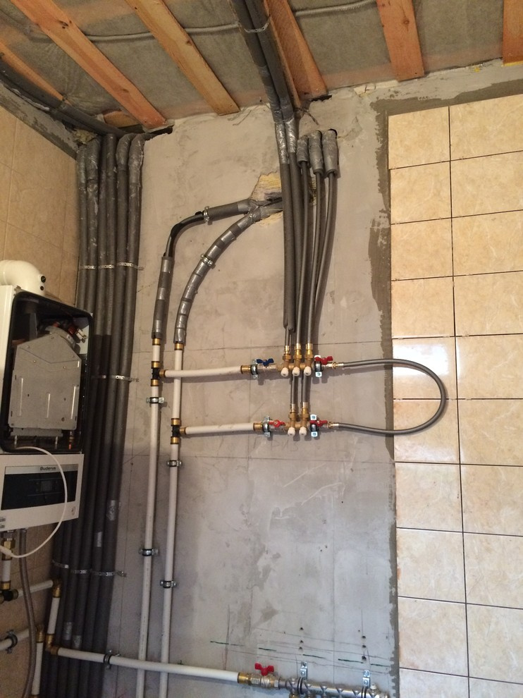 Коллектор водоснабжения в гараже