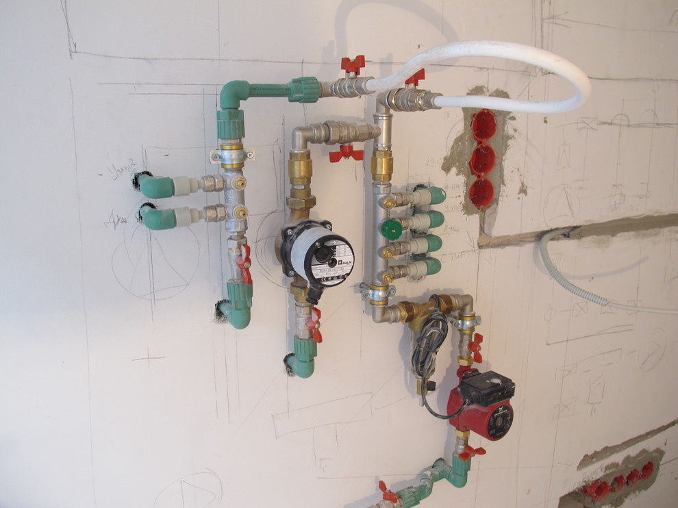 Узел ввода воды для ванной с коллектором разводкой , рецеркуляцией ГВС и повышаю