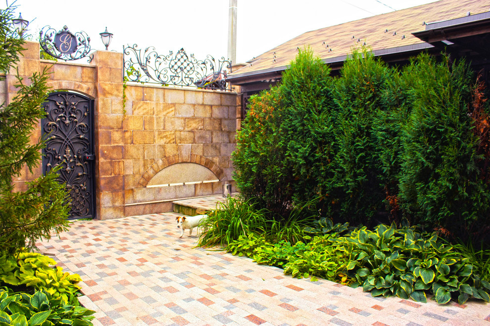 Ландшафтный дизайн участка у входа.