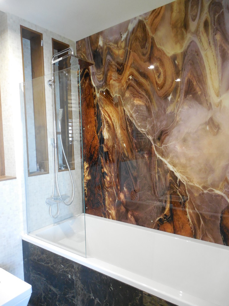 Декоративное стеклянное панно с печатью на стене