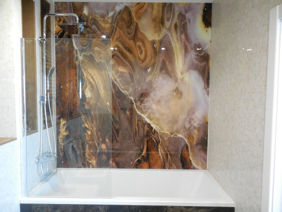 Декоративное стеклянное панно с печатью на стене