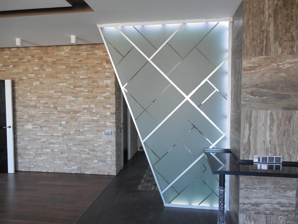 Интерьерная перегородка из стекла со светодиодной подсветкой