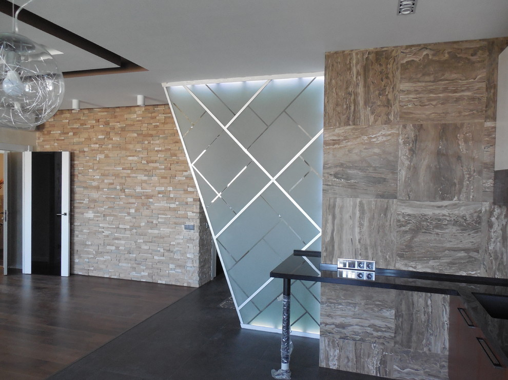 Обложка проекта: Интерьерная перегородка из стекла со светодиодной подсветкой