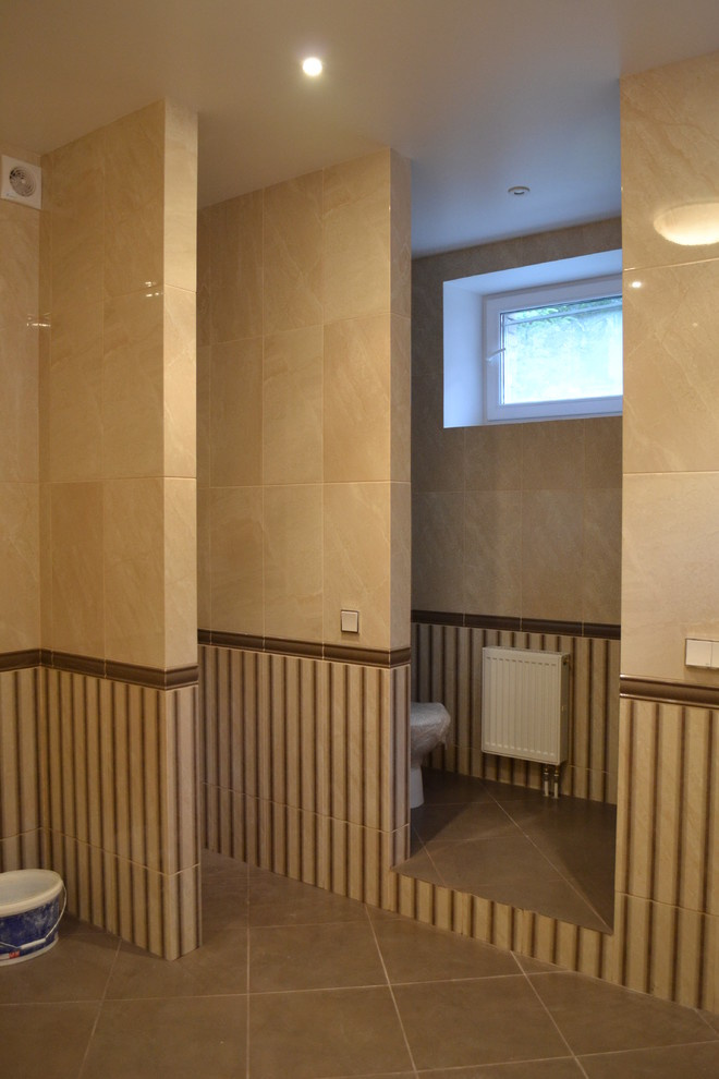 Загородный дом - мансарда, расположение кухни и душевой. Реализованный проект.