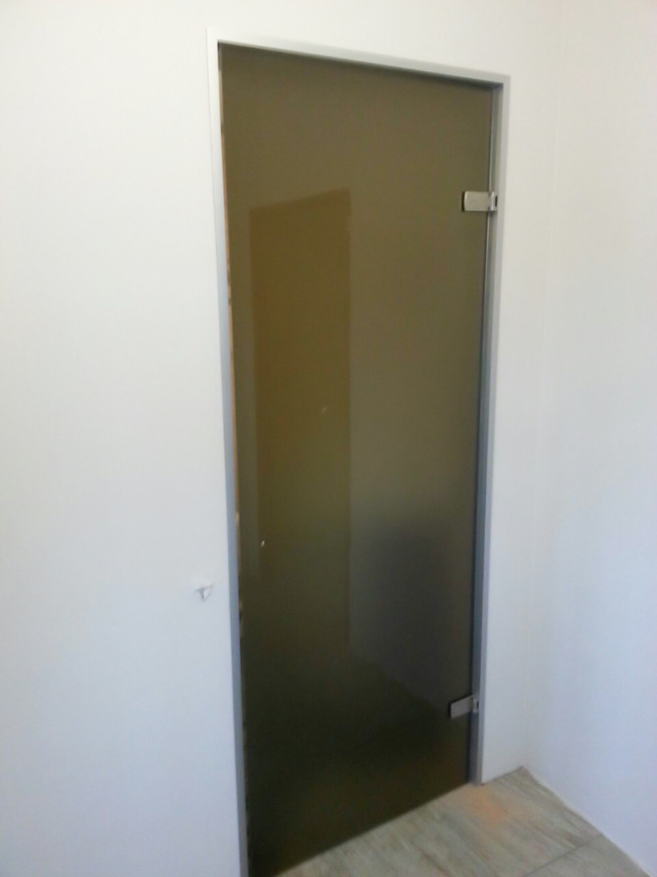 Стеклянные двери в частном коттедже
