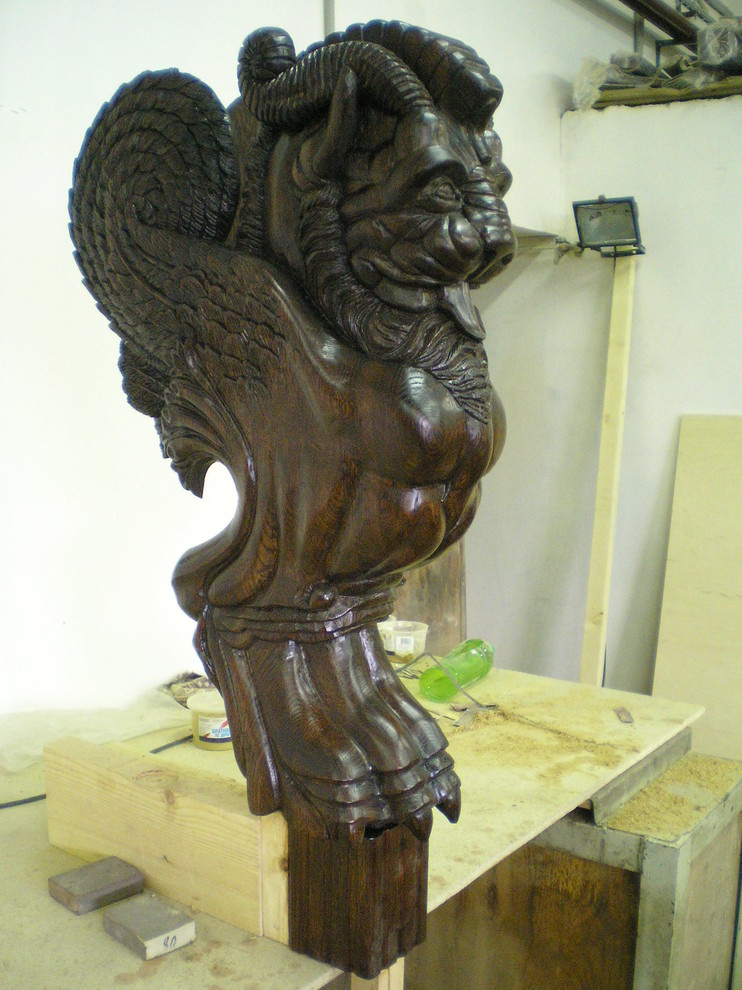 Фигура на заходной столб лестницы.