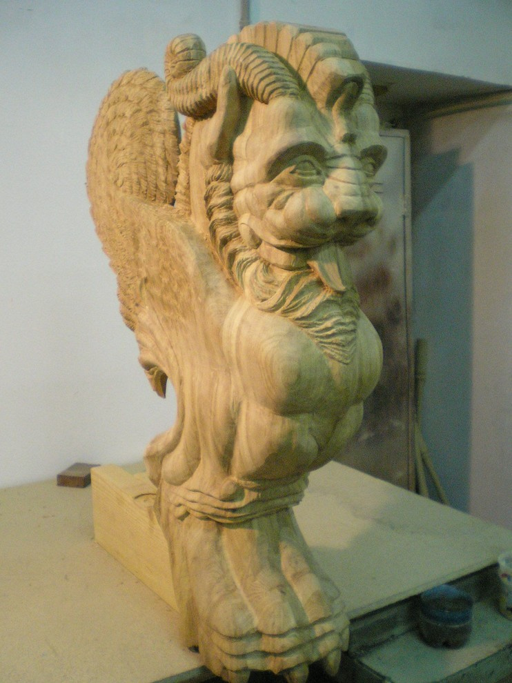 Фигура на заходной столб лестницы.