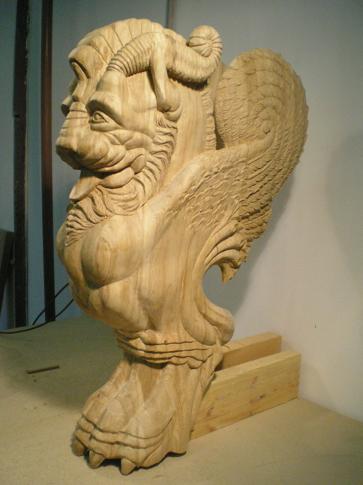 Фигура на заходной столб лестницы.