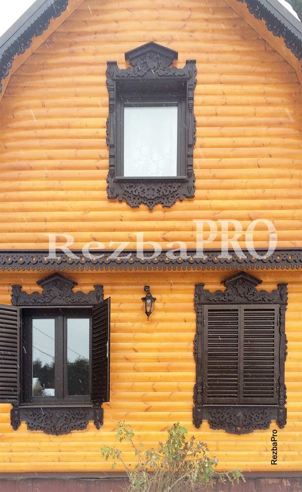 Деревянный дом с резьбой по дереву.