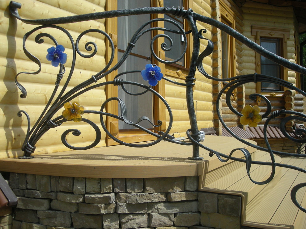 Обложка проекта: Кованое ограждение балкона в деревянном доме с витражными цветами