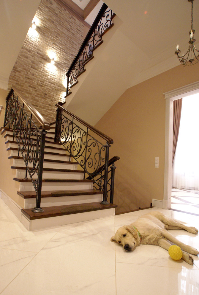 Холл в загородном коттедже