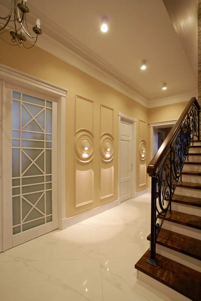 Холл в загородном коттедже