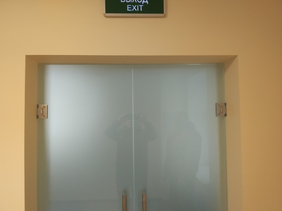 Стеклянные двери в гостинице
