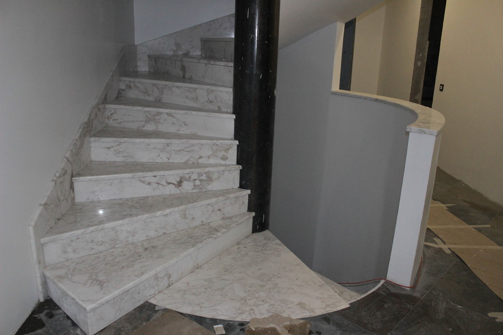 Винтовая лестница в загородном доме