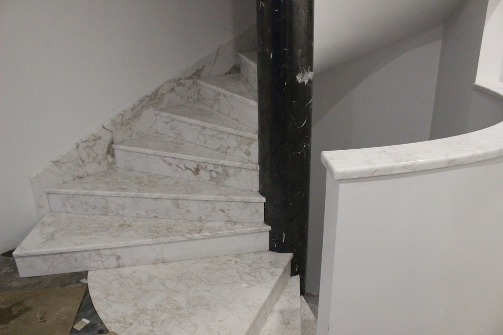 Винтовая лестница в загородном доме