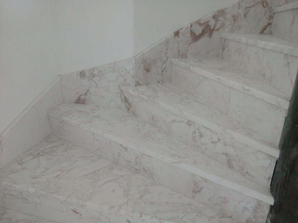 Винтовая лестница в загородном доме