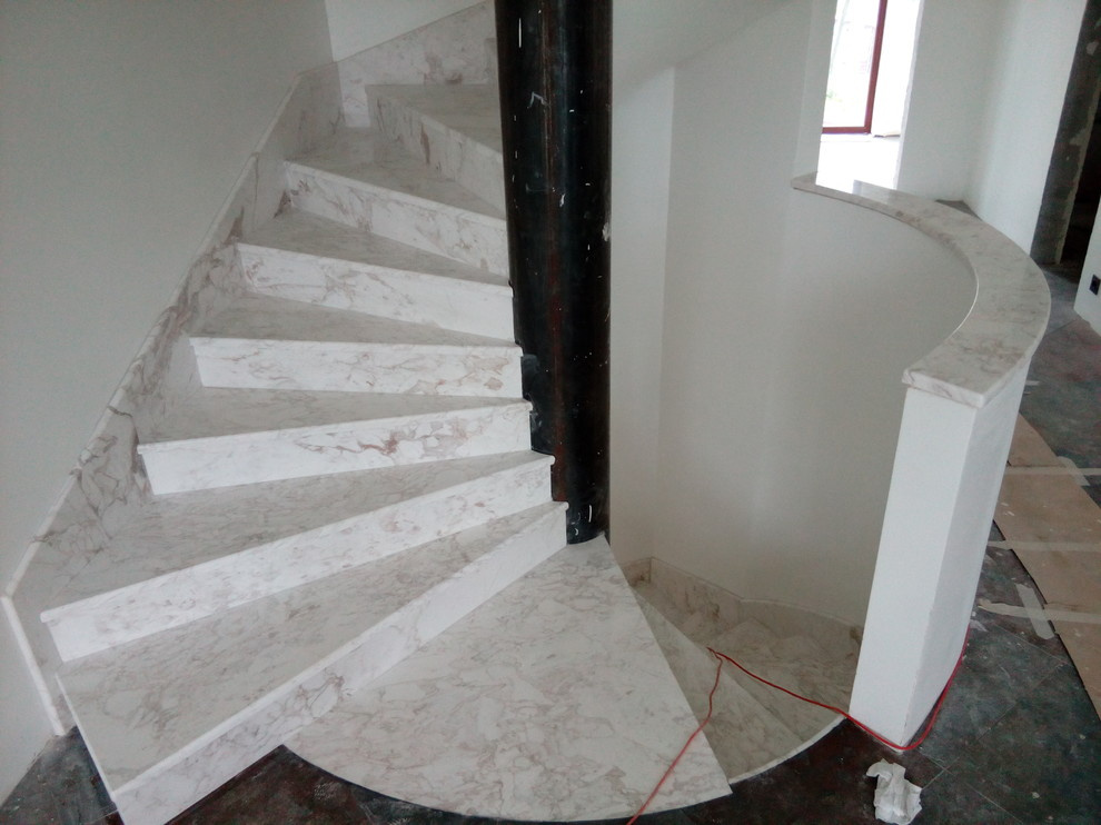 Обложка проекта: Винтовая лестница в загородном доме