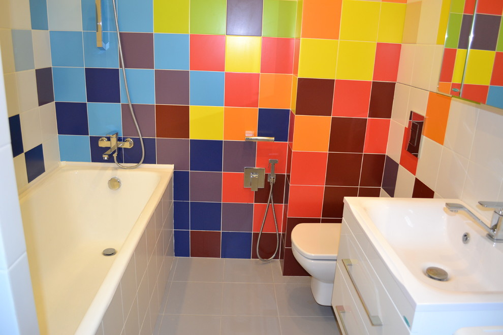 Яркая ванная комната в однокомнатной квартире