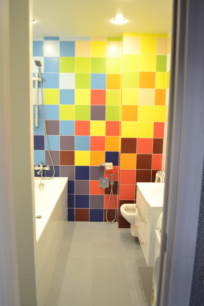 Яркая ванная команта в однокомнатной квартире