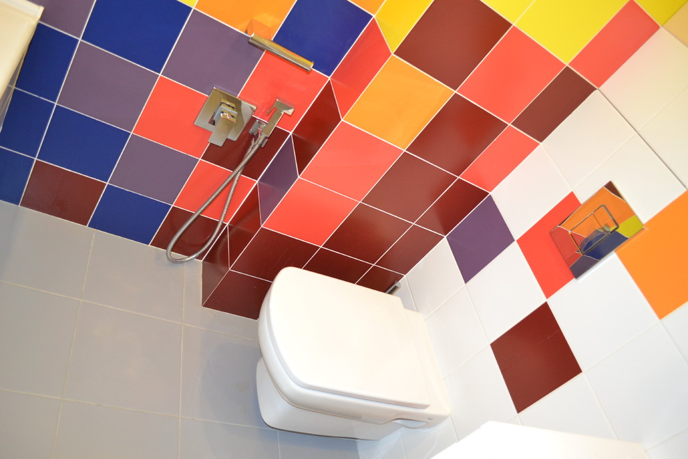 Яркий санузел в однокомнатной квартире