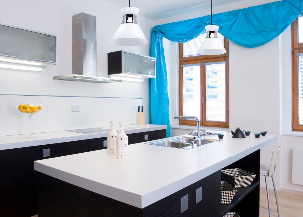 Остров на черно-белой кухне