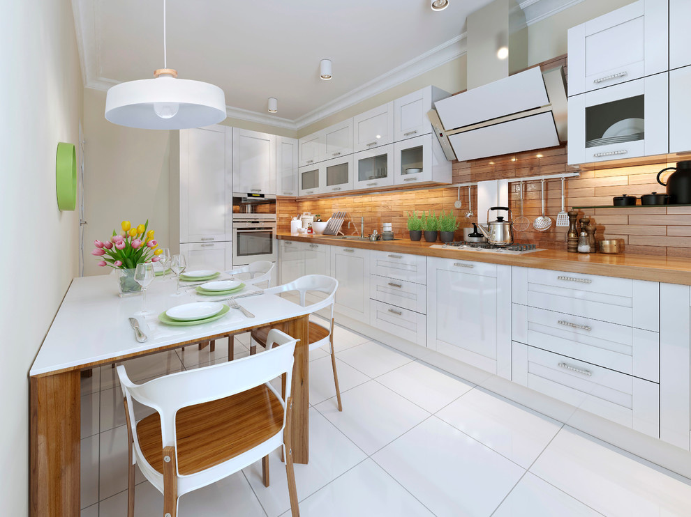 Стильная белая кухня с декором из натурального дерева