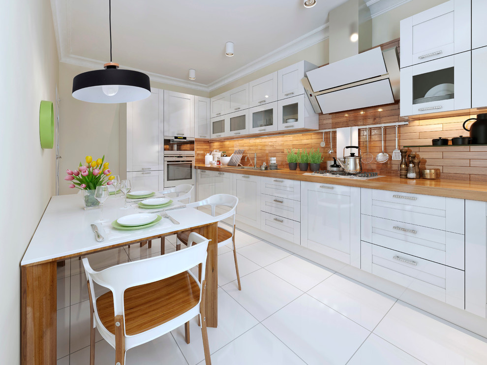 Современная белая кухня с контрастными элементами