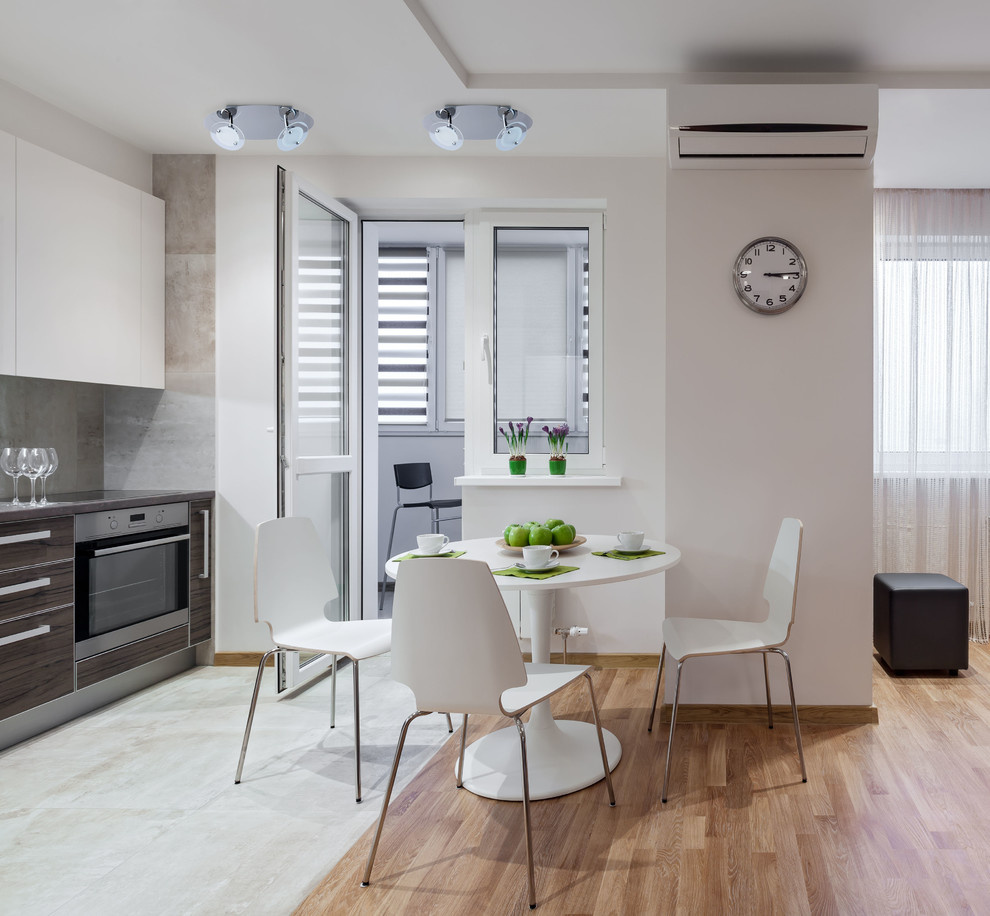 Современная кухня-столовая в светлых тонах