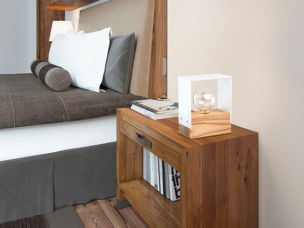 Очень уютная спальня с мебелью из натурального дерева