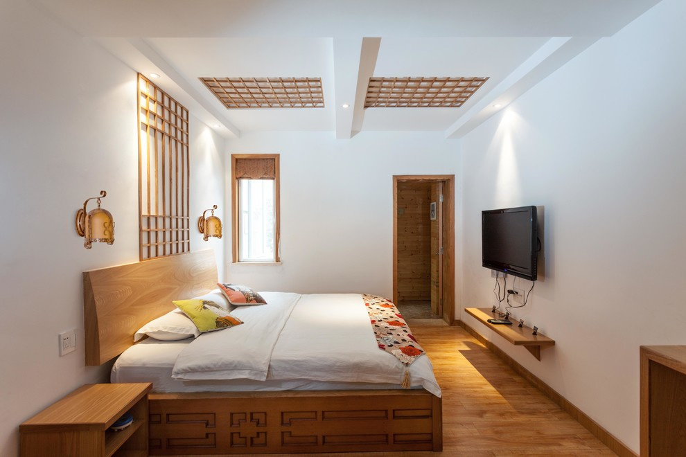 Уютная спальня с мебелью из дерева и декором в восточной стилистике