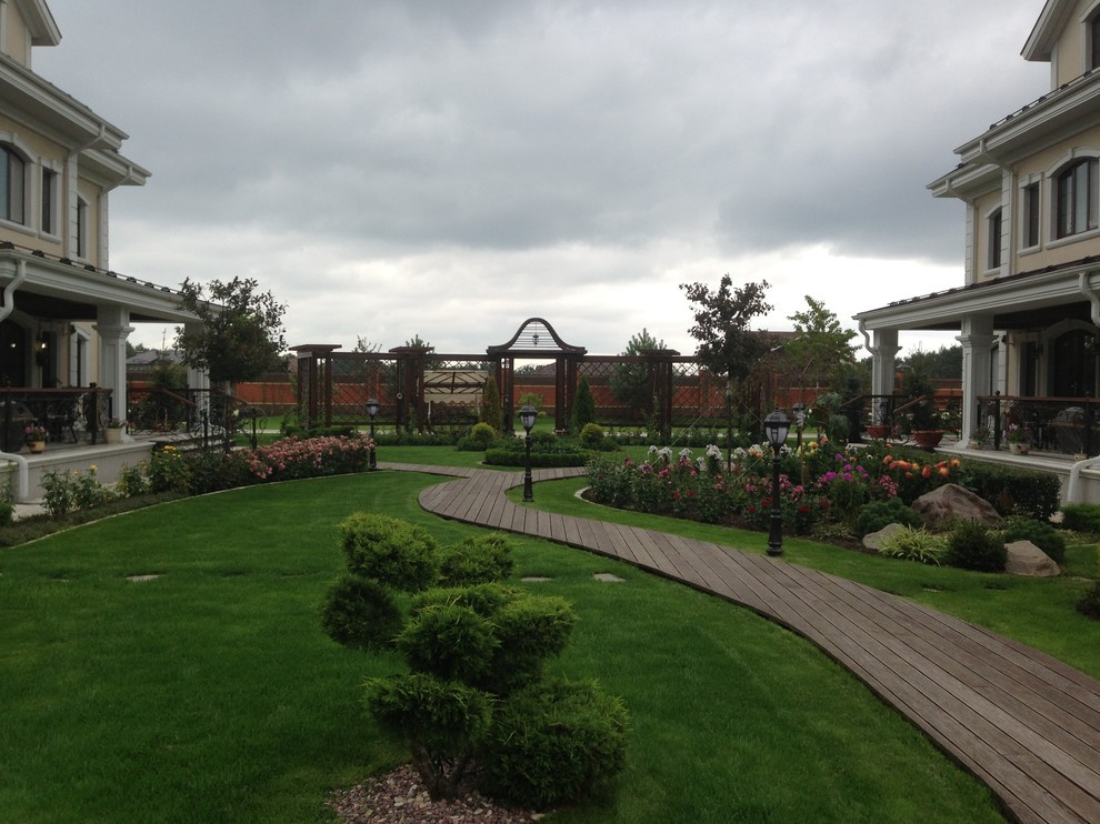 Внутренний дворик в коттеджном поселке "Изумрудный город"