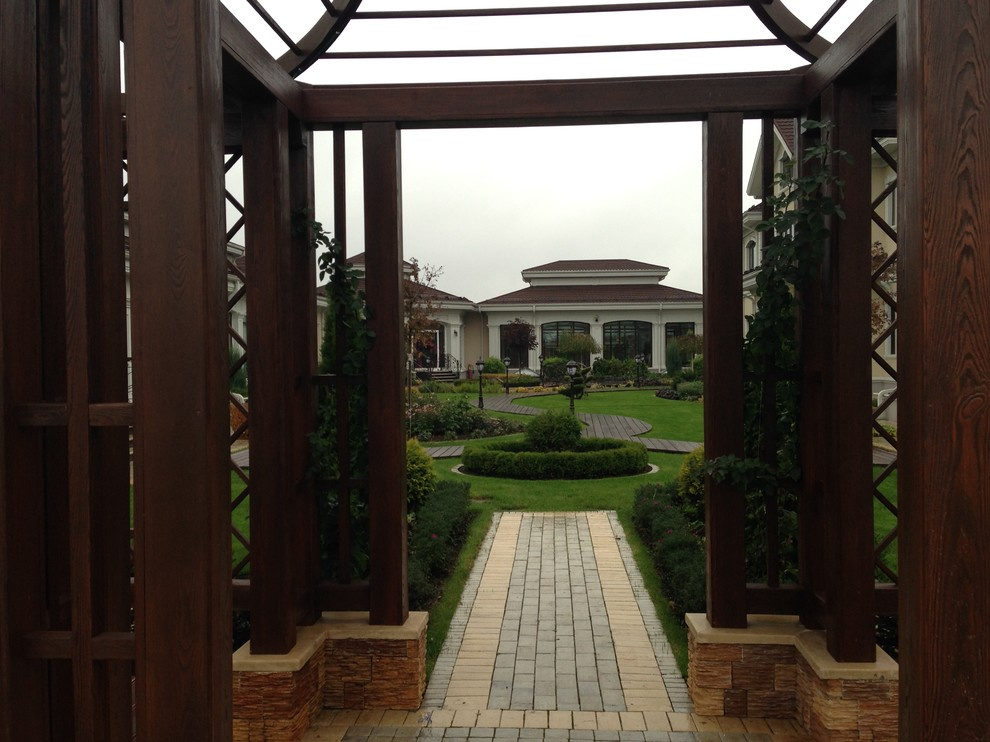 Внутренний дворик в коттеджном поселке "Изумрудный город"