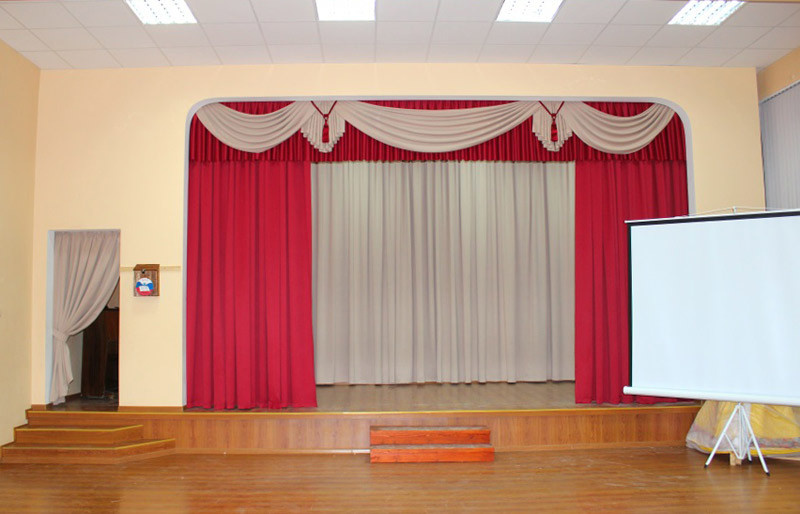 Обложка проекта: Сценический занавес в школе из негорючих материалов