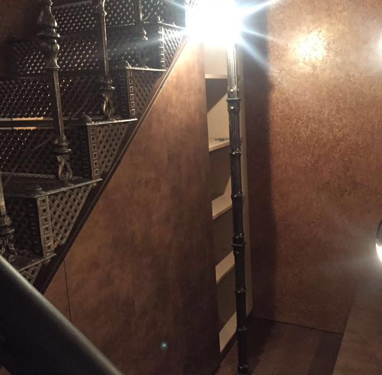 Шкаф под лестницей.