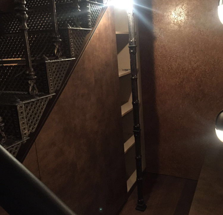 Шкаф под лестницей.