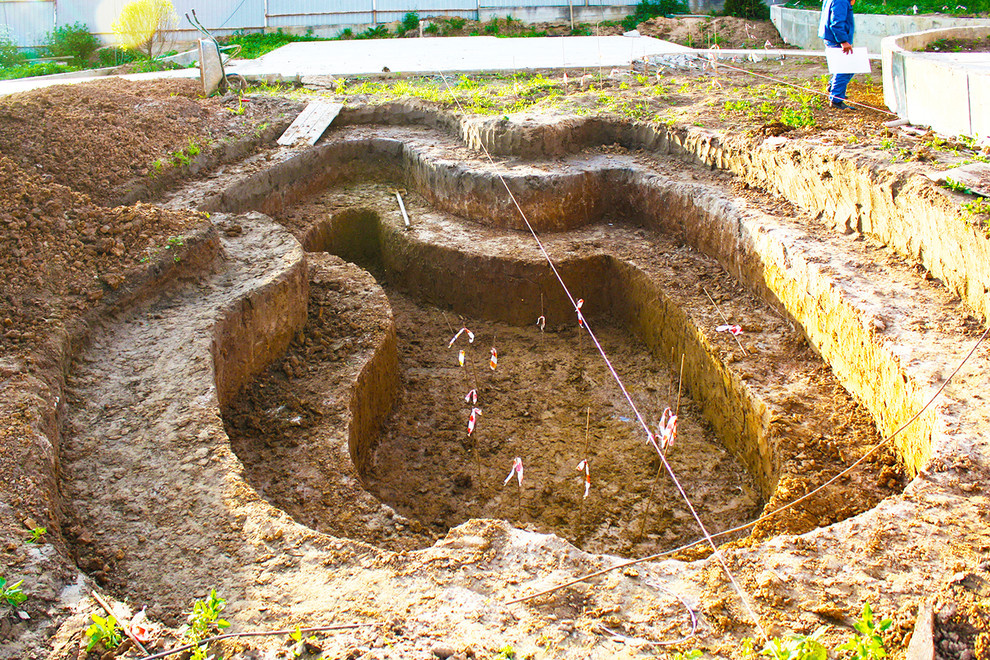 Пруд строительство на дачном участке - котлован с уровнями.