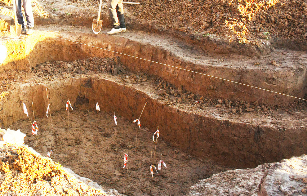 Выравнивание уровней искусственного водоема в ручную после рытья котлована JCB.