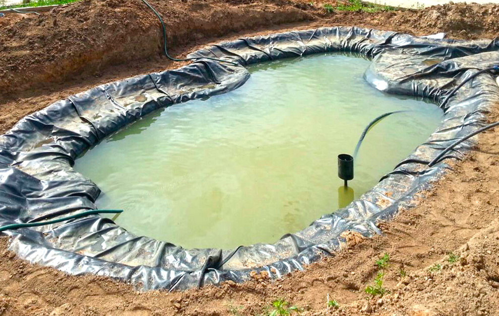 Строительство искусственного водоема - уложена бутилкаучуковая пленка.