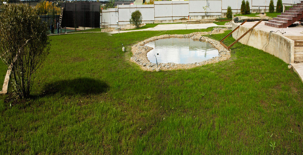 Строительство водоема на дачном участке закончено - остается декорирование.