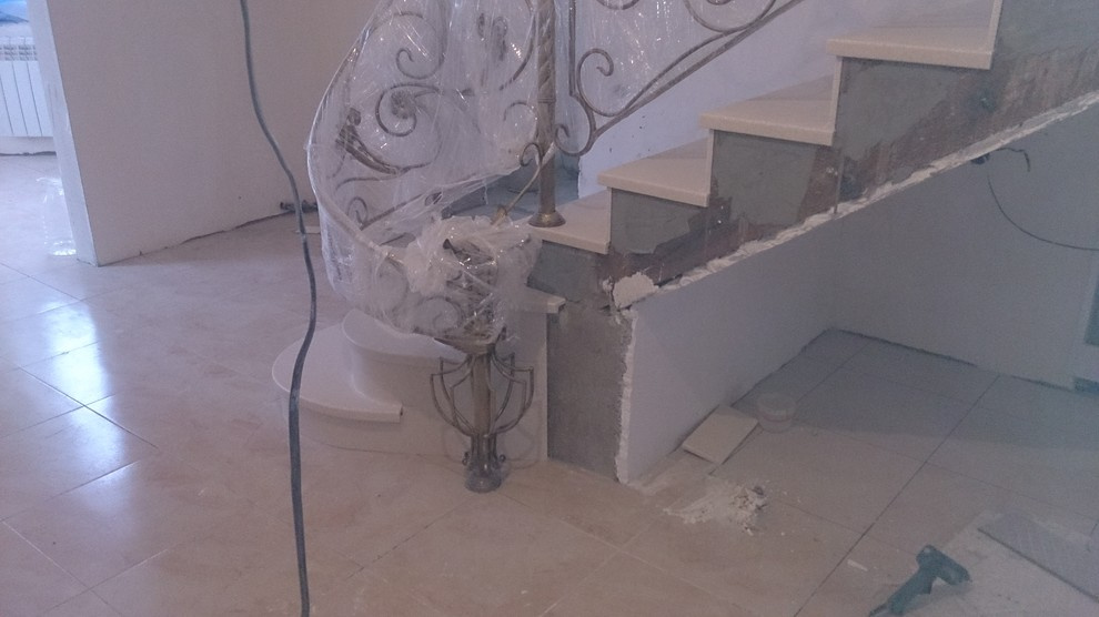 Облицовка лестницы акриловым камнем