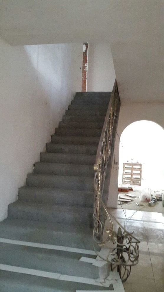 Облицовка лестницы акриловым камнем