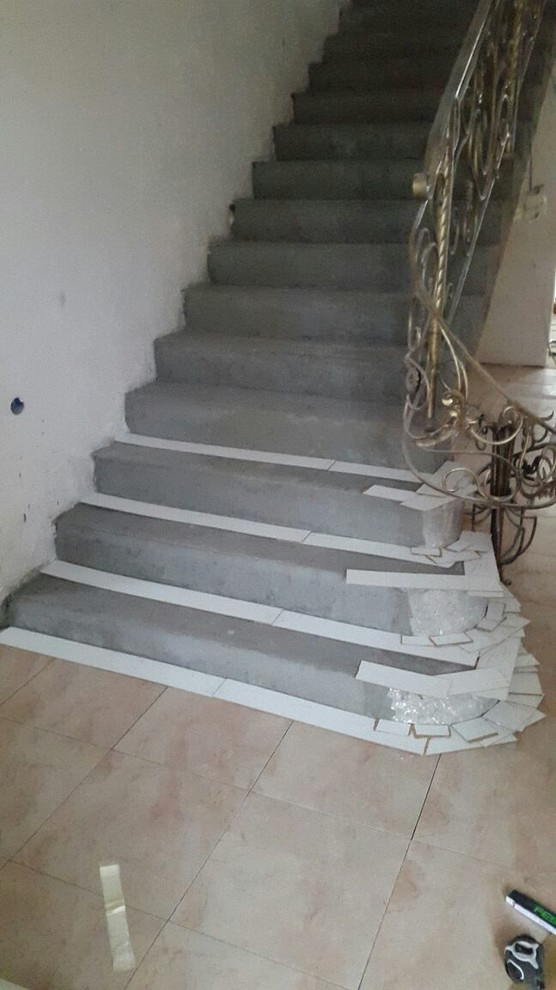 Облицовка лестницы акриловым камнем