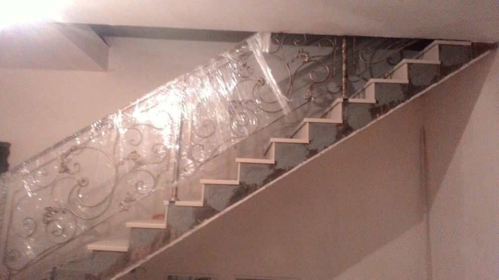 Облицовка лестницы акриловым камнем