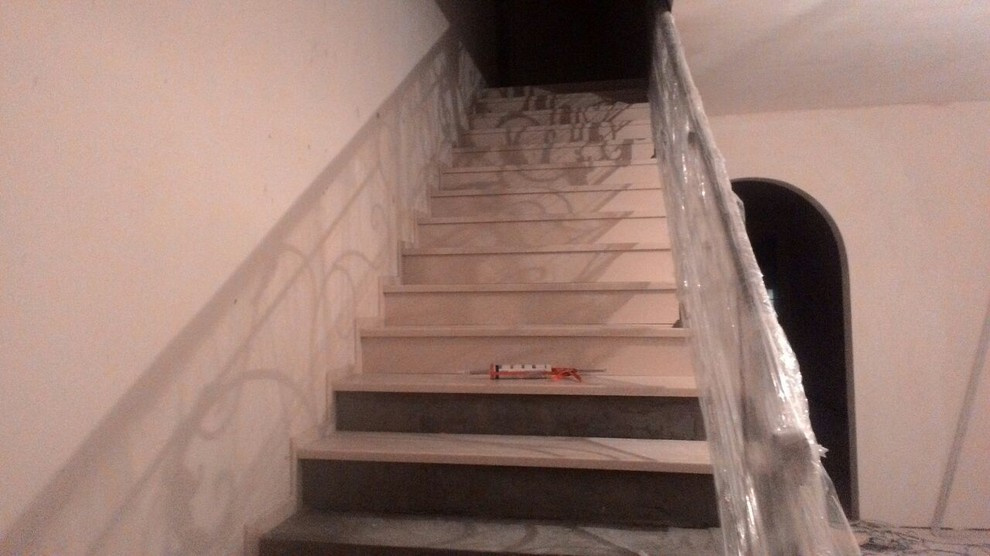 Облицовка лестницы акриловым камнем