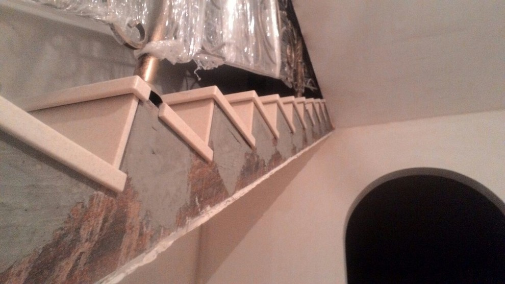 Облицовка лестницы акриловым камнем