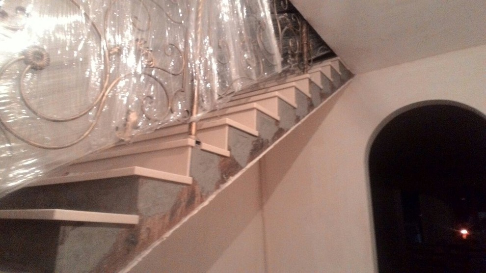 Облицовка лестницы акриловым камнем