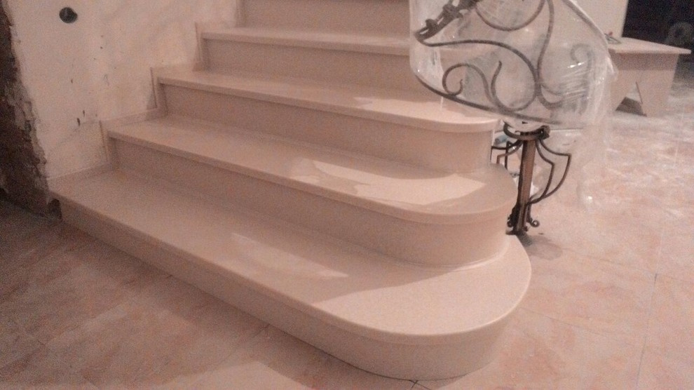 Облицовка лестницы акриловым камнем